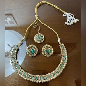 Elegant Gold and Green Jewelry Set